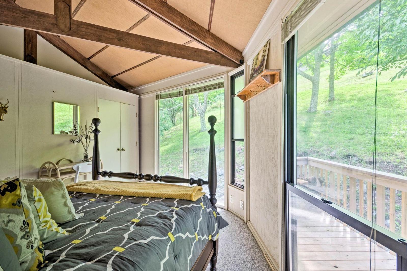 Cozy North Carolina Rondette with Mountain Views! Main image 1